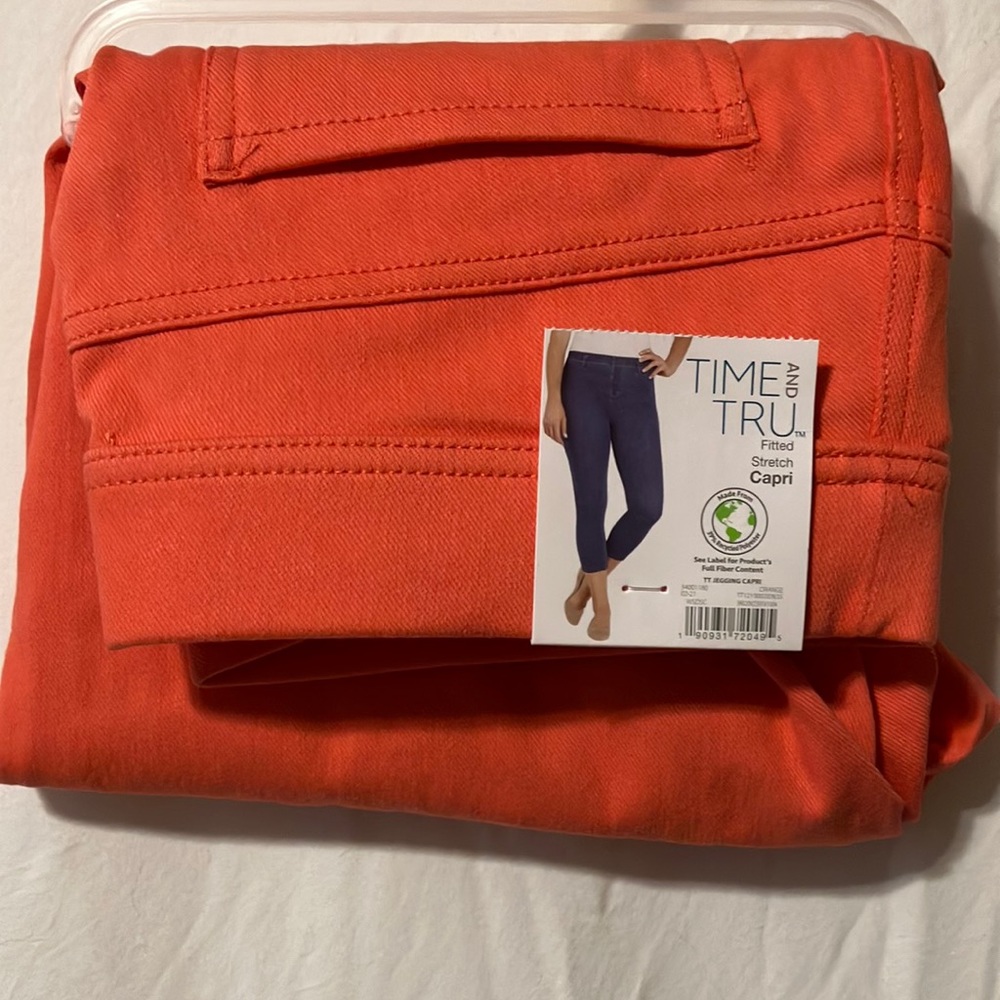 NWT Time and Tru woman’s fitted, stretch, orange coral Capri Jegging
